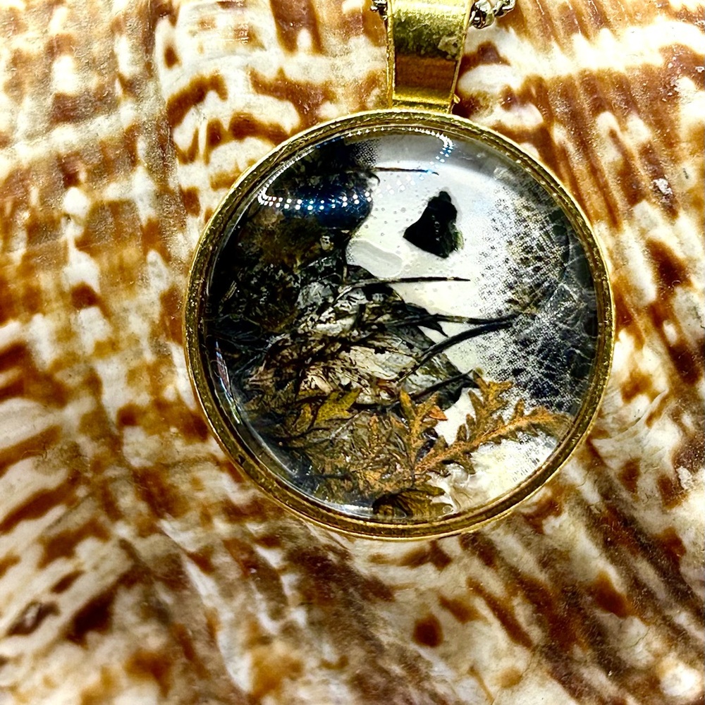 Elegant Gold Pendant Necklace